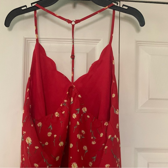 Perfectly feminine red top with adjustable strap - Picture 2 of 4
